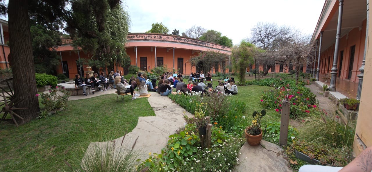 Trabajo en grupos en el patio de la casa de retiro